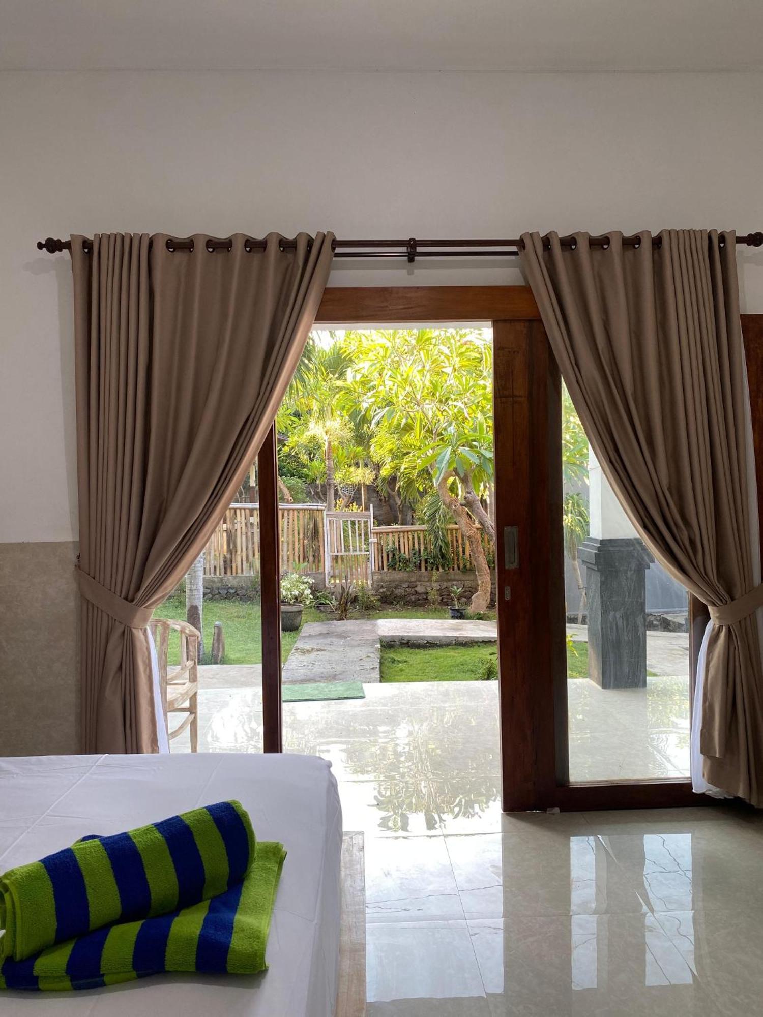 Coconut Beach Bungalows & Warung 2 Amed Eksteriør billede